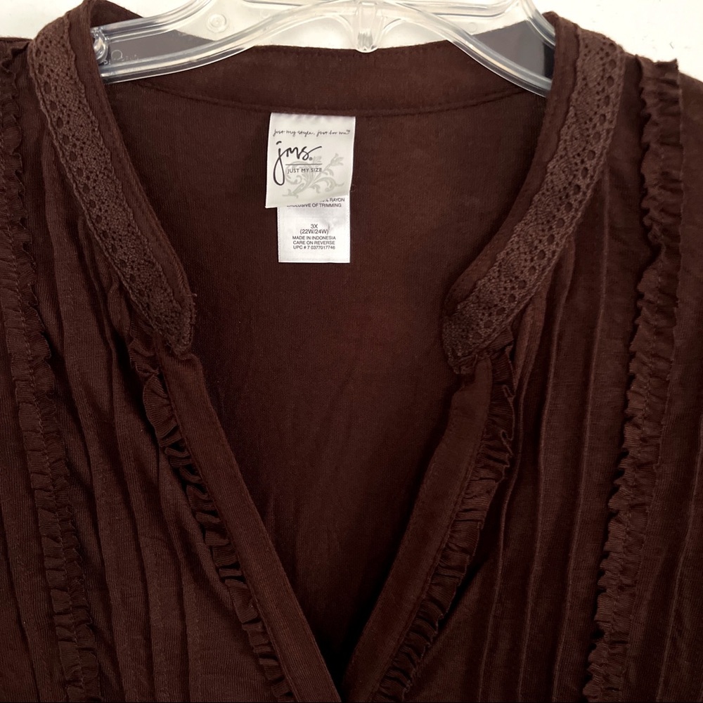 Well kept 3/4 sleeve pleated is soft & great quality. V neck, mid weight fabric